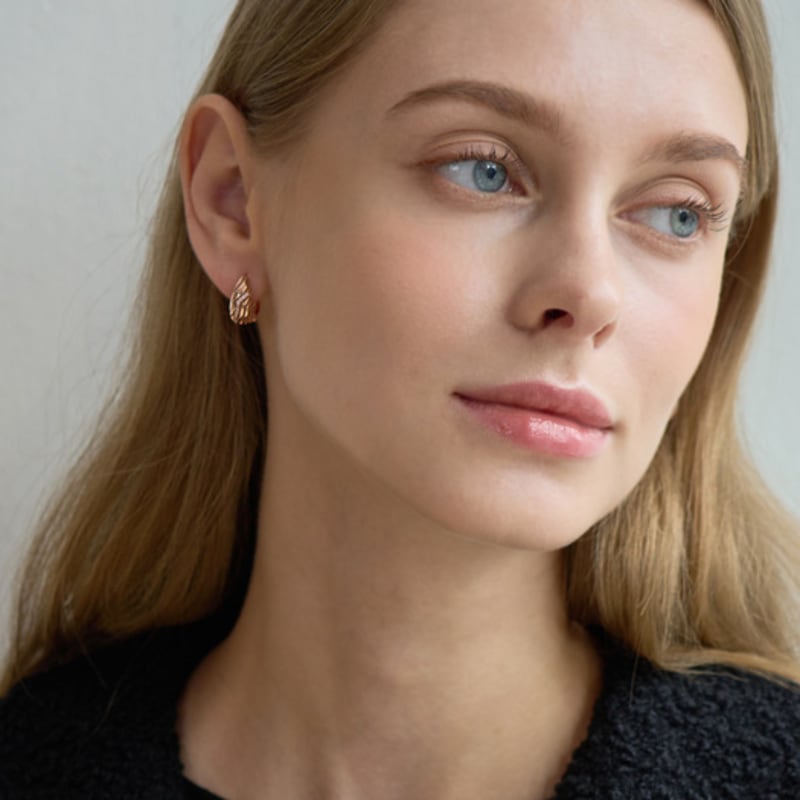 ELLE Schmuck 14K Cubic Pebble Ohrringe (Goldener Pin) ELGPEE465