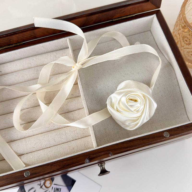 

Атласное ожерелье с цветком розы во французском стиле ретро, ​​стильное женское колье на шнуровке, аксессуар белый