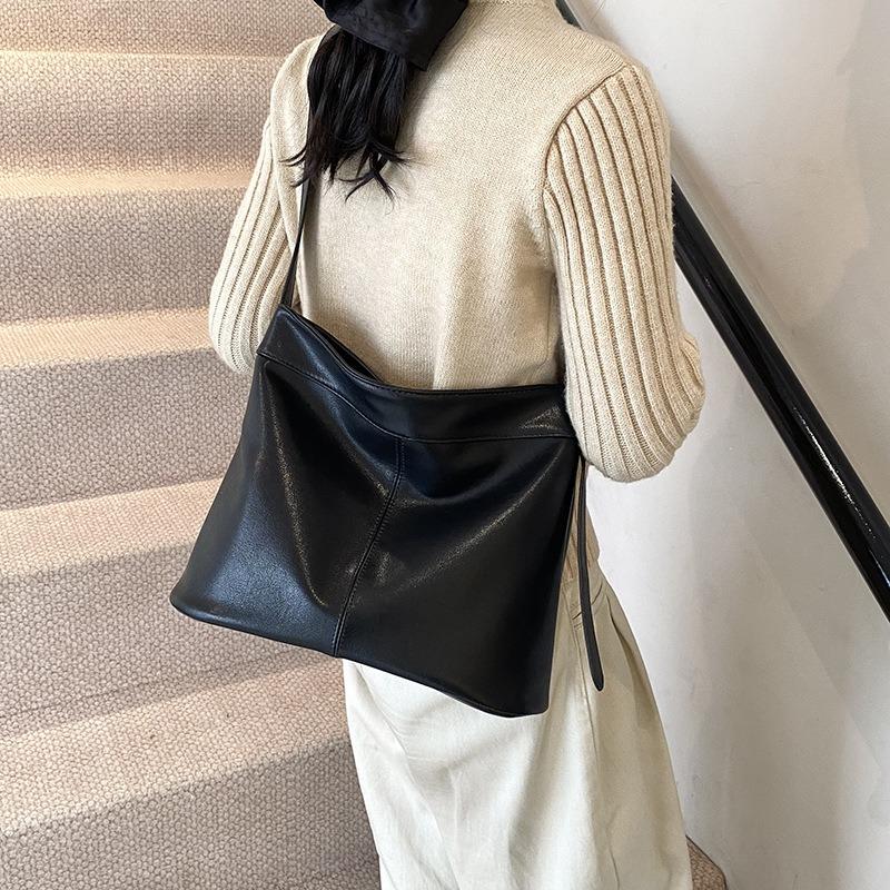 Simple and large-capacity commuter tote bag women's new autumn and winter retro Maillard shoulder messenger bag