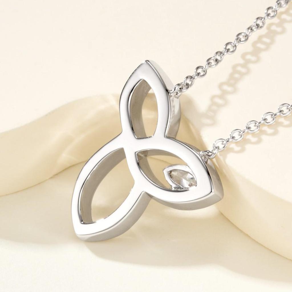 V Gold-Plated Clover Pendant Necklace with Diamonds - Elegant and Versatile Clavicle Chain