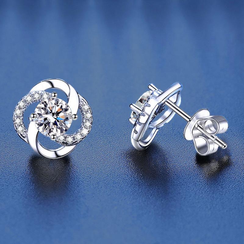 Ohrstecker aus S925 Sterlingsilber im koreanischen Stil mit vierblättrigem Kleeblatt und eingelegten Diamanten