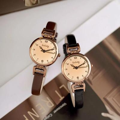 Nové módní dámské hodinky Jednoduché křemenné náramkové hodinky Kožené hodinky Dívky Studenti Hodiny Dámské hodinky Dárek Relojes De Mujeres