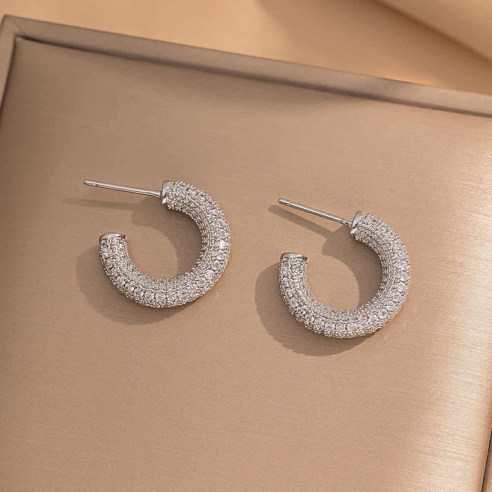 Eleganckie kolczyki sztyfty z cyrkoniami w kształcie koniczynki i misia - Nowy szykowny design