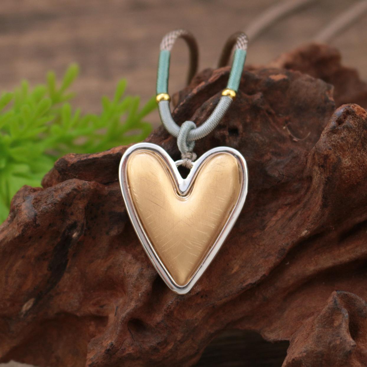Hot selling gold brushed love braided rope long pendant fashion simple women versatile heart shaped long necklace золотой