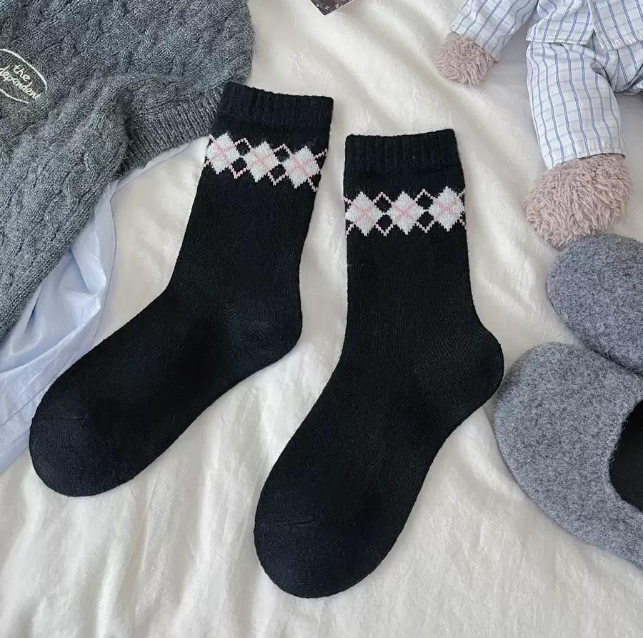 

Vintage British Rhombus Wool Socks Children S Medium Tube Socks College Wind Fluffy Soft Waxy Warm Do Not Tie Pile Socks One size fits all чорний