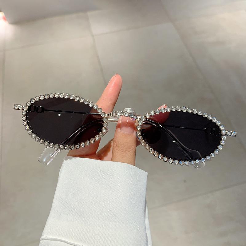 Vintage Punk Luxury Brand Designer Diamond Oval Sunglasses Women Sun Glasses For Female Uv400 Trendy Small Frame Crystal Shades