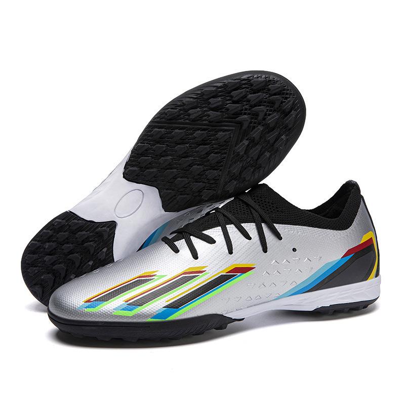 Seamless football shoes men's shoes flying knitting outdoor sports artificial grass training football shoes new futsal