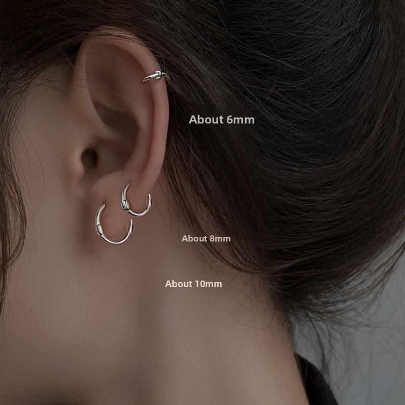 Small Aperture Stud Earrings for Women, Featuring Luxurious and High-end Style, with A Minimalist and Simple Ear Loop Design.