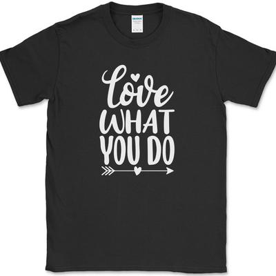 Liebe was du tust T-Shirt Lustiges Hobby Kunst Job Geschenk Erfolg Text T-Shirt