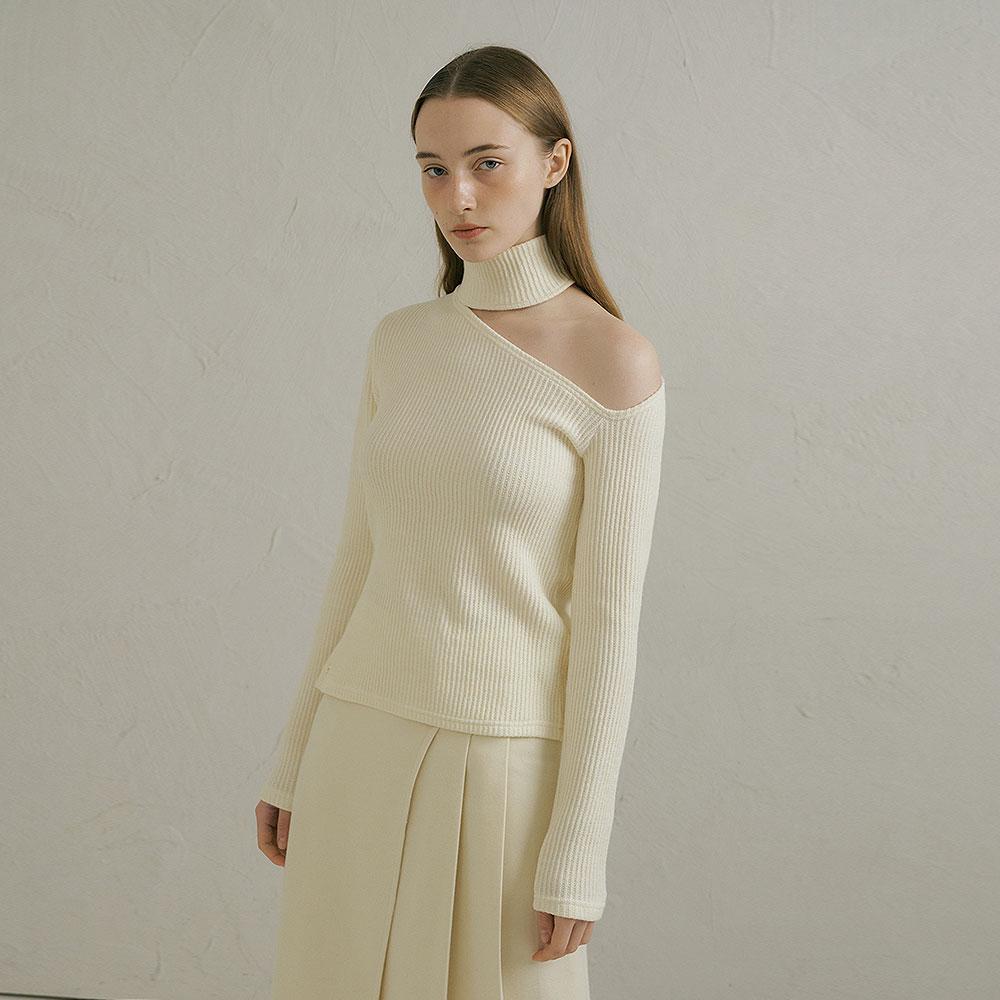 LUCIR ZU Shoulder Cutting Turtleneck Sleeves (Ivory)