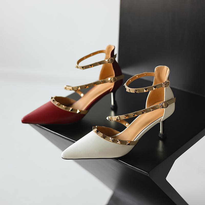 

Q/Женские босоножки на высоком каблуке. Новые весенне-летние босоножки из натуральной кожи с острым носком и заклепками на тонком каблуке.