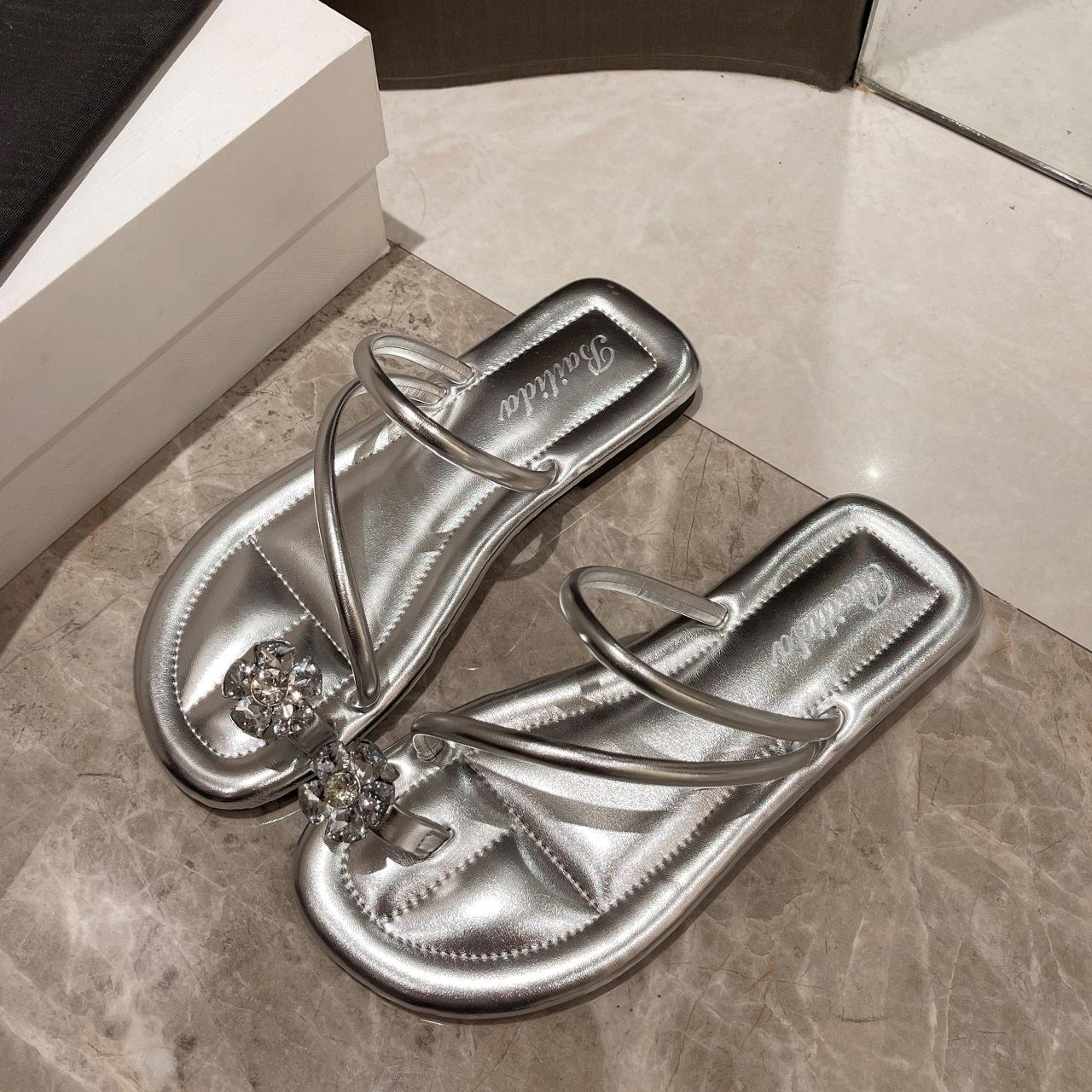 

Size 35-42, large size French rhinestone cool slippers female summer wear fairy with skirt soft bottom beach one-word drag 41 43 серебряный