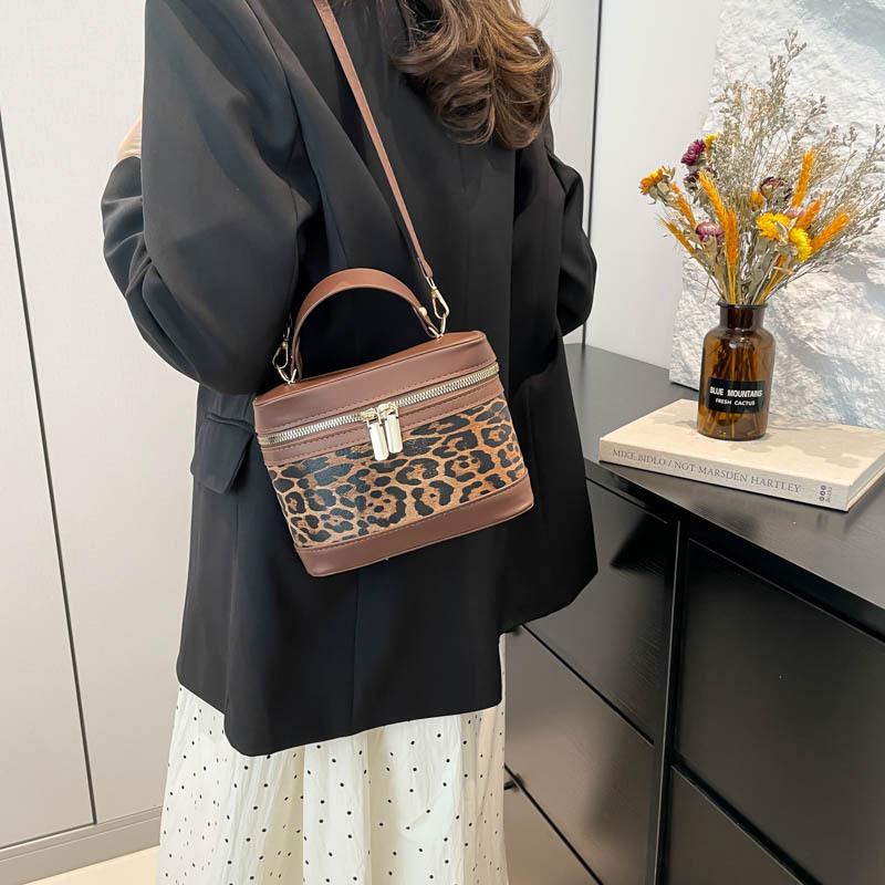 Popular Color Matching, Personalized Matte and Popular Trend, Leopard Print Design, Texture, Crossbody Shoulder Box, Small Square Bag for Women