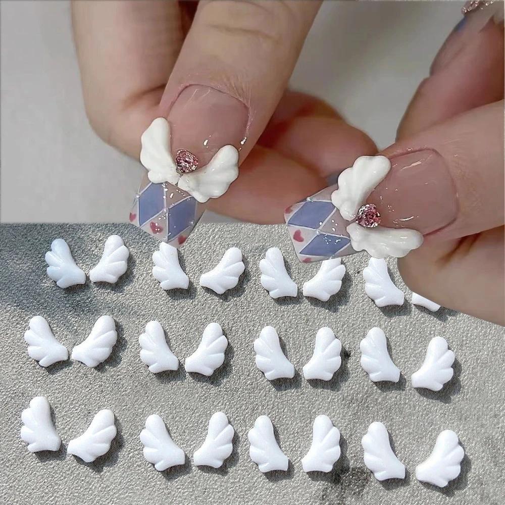 50 Stück links/rechts gespleißte Engelsflügel Nail Art Charms linke und rechte Flügel weißes Harz Nail Art Dekorationswerkzeuge