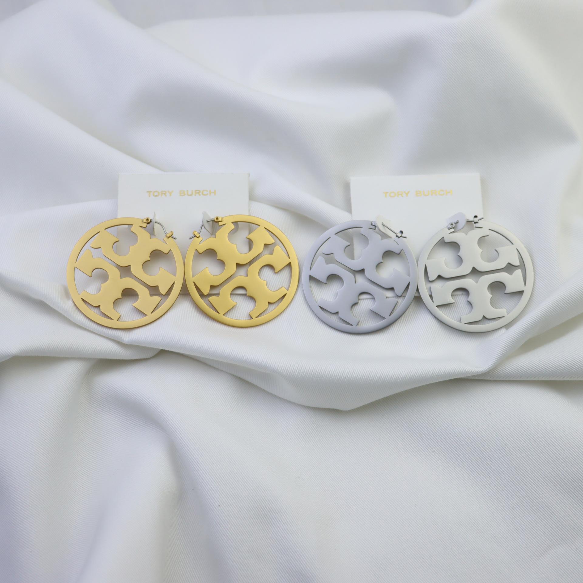 

European & American Style Frosted Gold Retro Earrings: Luxurious Round Brass with Logo Design срібний