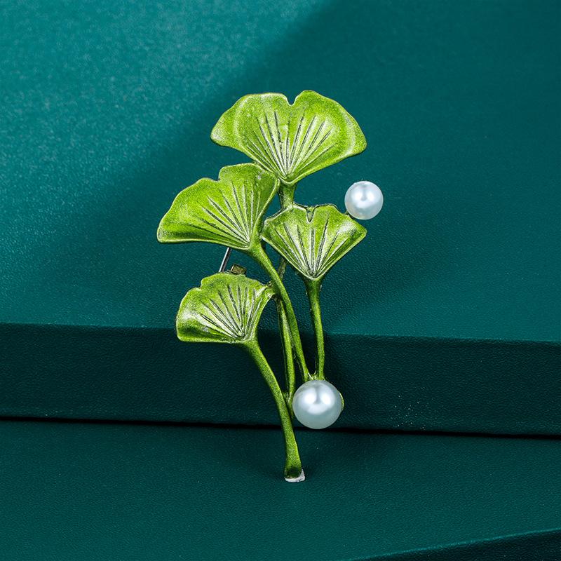 Elegant 3D Leaf & Pearl Brooch - Fashionable Pin for Clothing Accessories