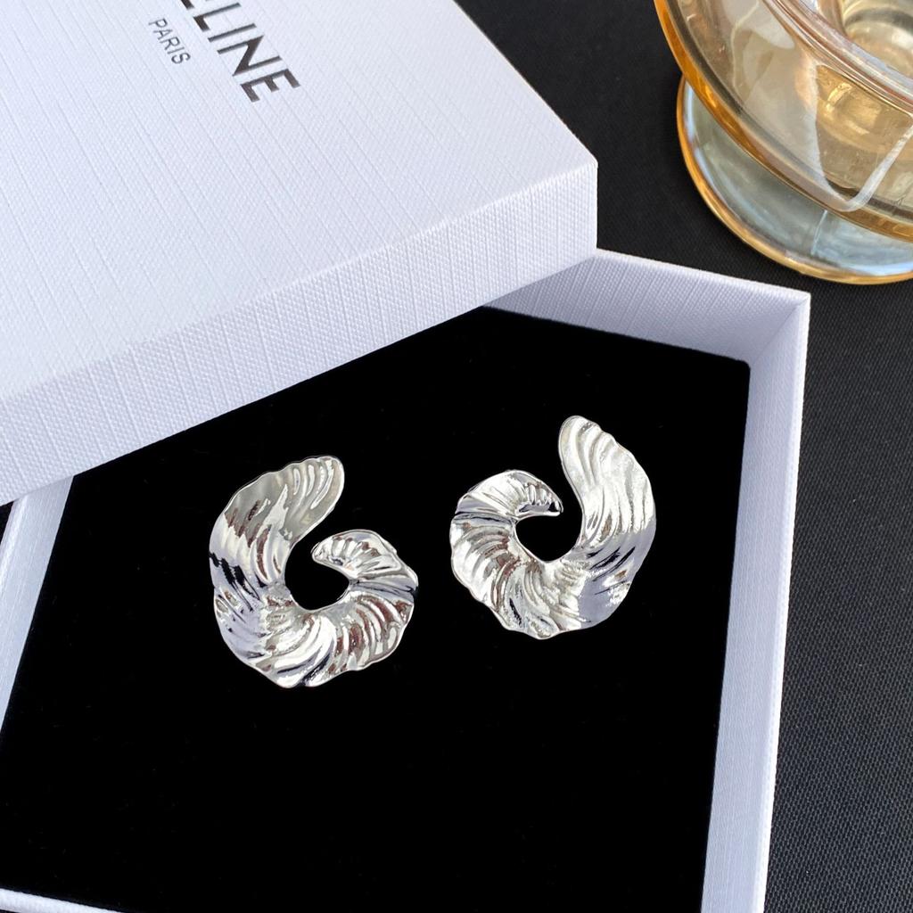 Personality Exaggerated Pleated Metal Irregular Stud Earrings Fashion Niche Light Luxury Design High-End Geometric Earrings