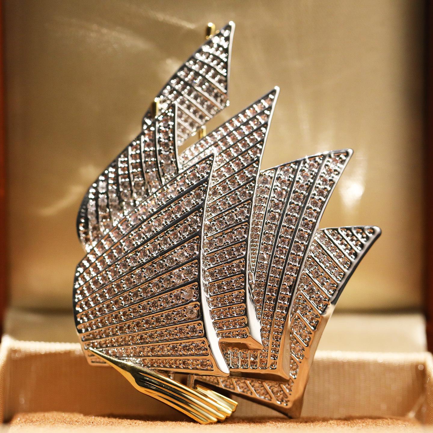 Bo Xin Yun Elegant Rhinestone Sailboat Brooch – Unique High-End Fashion Accessory Gift
