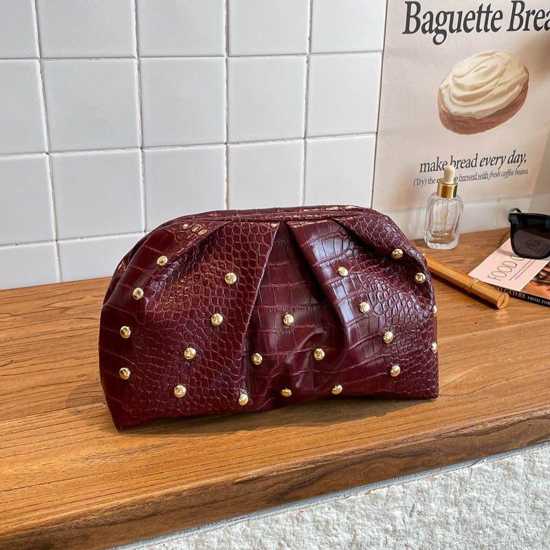 Stylish, simple and versatile cross-border trend, single shoulder oblique span clip bag, mushroom nail chain pleated clutch women's bag