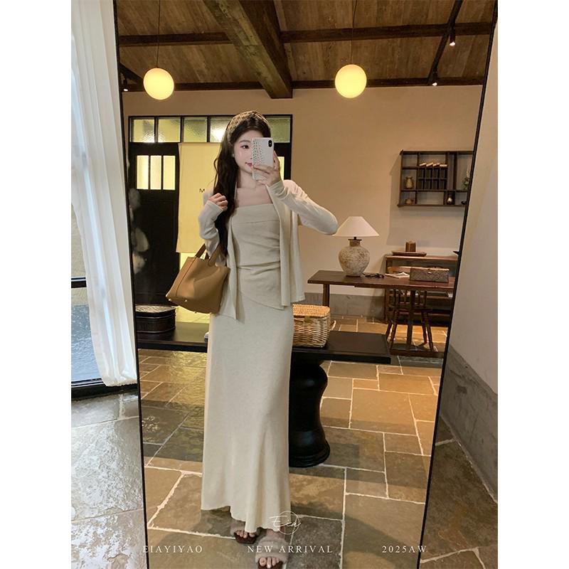 

Autumn 2025 Trendy Women s Set: Strapless Pleated Vest, Long-Sleeved Cardigan, and High-Waisted Skirt XL