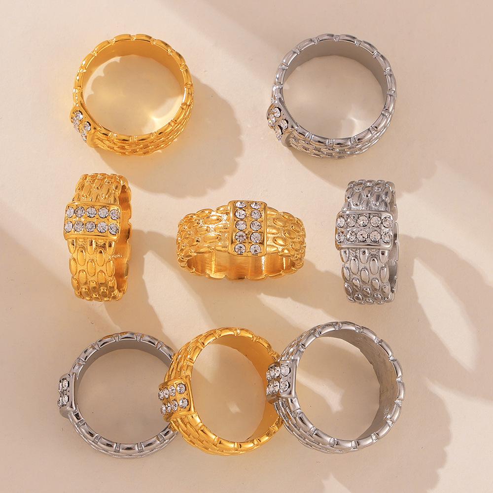 Bague en acier titane de style rétro européen et américain avec texture tissée et incrustation de diamant plaqué or 18 carats pour femmes