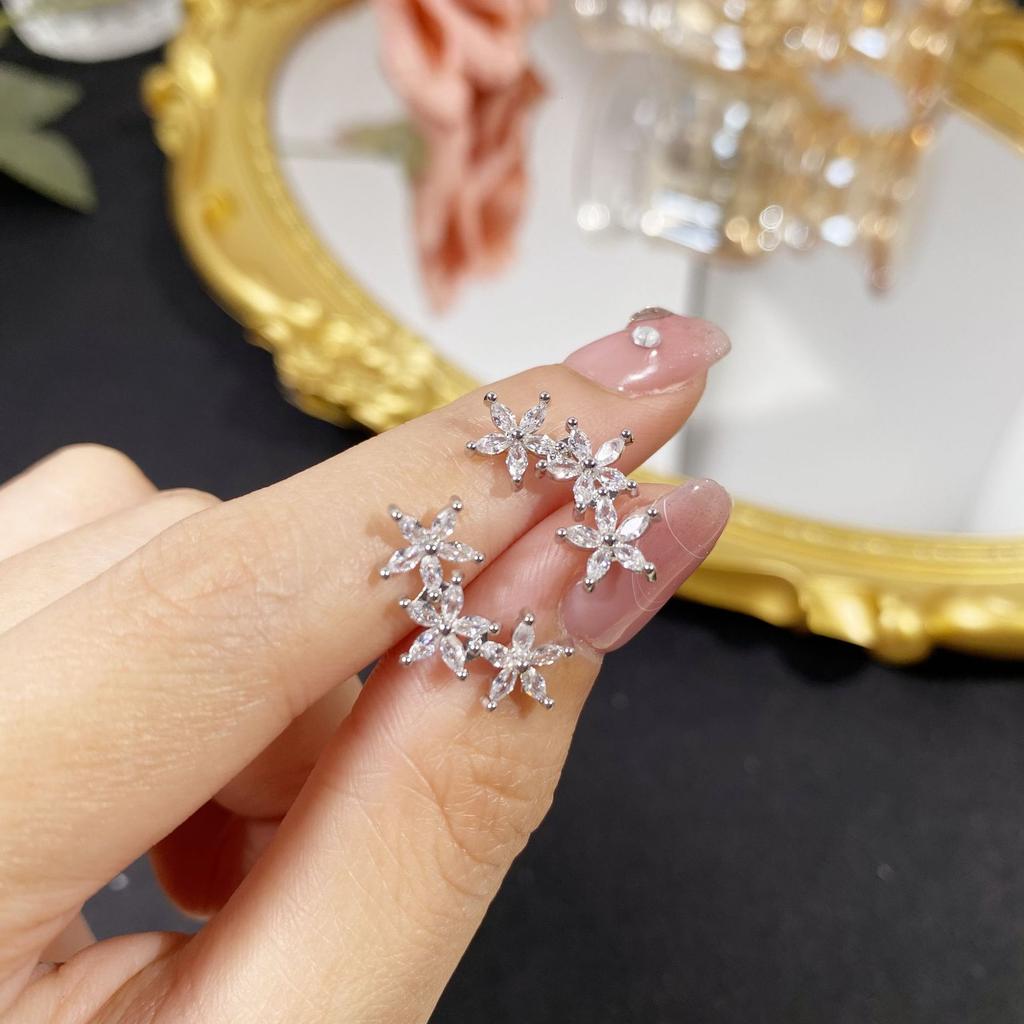 Simple Three Flowers Stud Earrings Cute and Sweet Fashion Women Stud Earrings Jewelry