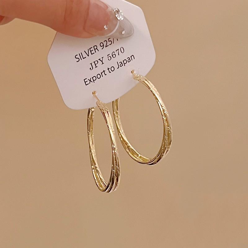 Women's Luxury Textured Metal Hoop Earrings - Versatile Niche Design