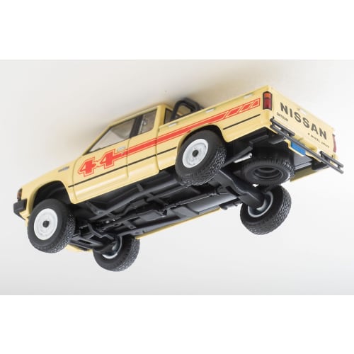 TOMYTEC Tomica Limited Vintage Neo LV-N321a Nissan 4x4 King Cab Truck (Gelb, Nordamerikanische Spezifikation) - Komplett montiert