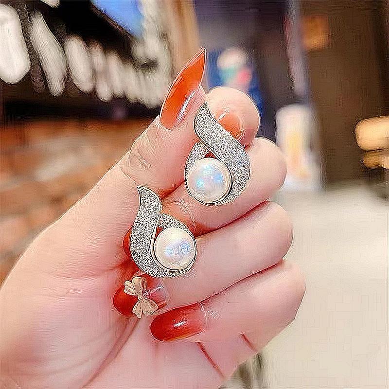 Korean Elegant Pearl Stud Earrings for Women: Versatile, High-Class Style Jewelry