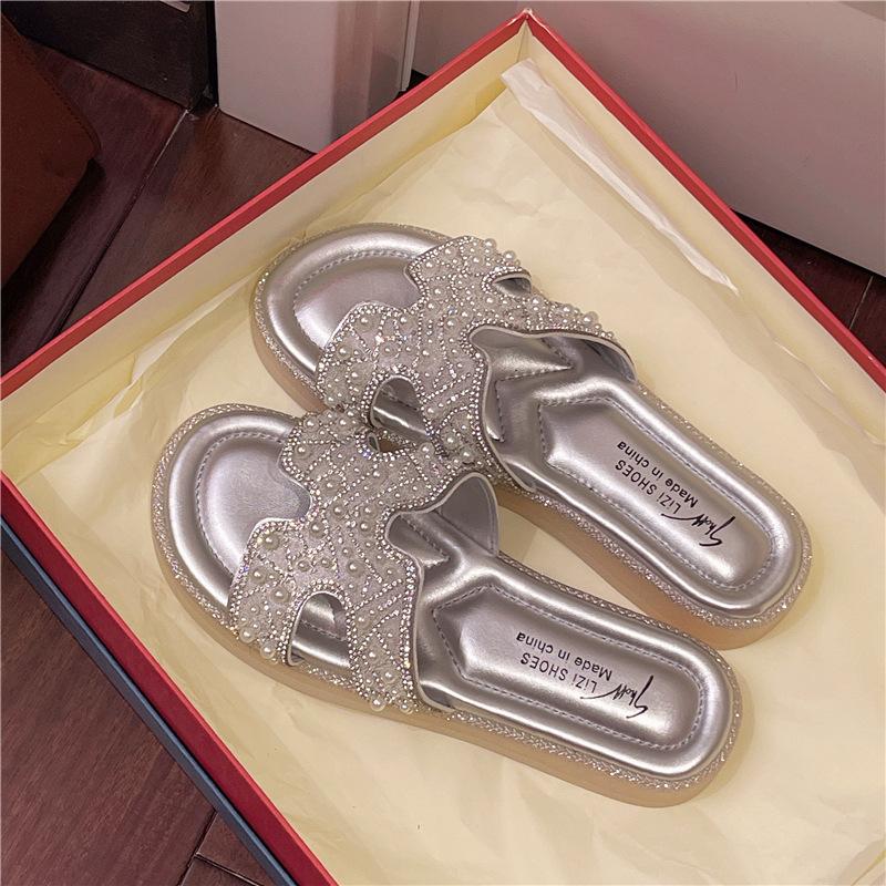 

Beautiful cool slippers, exquisite women s summer out on the beach with skirts, flat-bottomed slippers with water diamonds 40 срібний