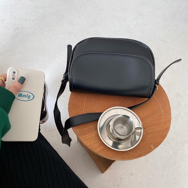 Korean Version of Saddle Bag Women's 2025 Spring New Simple Retro Temperament Versatile Shoulder Messenger Bag