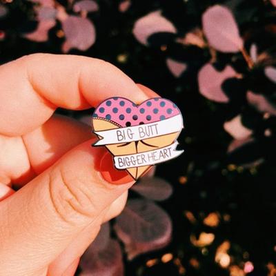 Broche drôle en émail pour femmes, gros cul, cœur, Badge, sac à dos, manteau, pull, décor