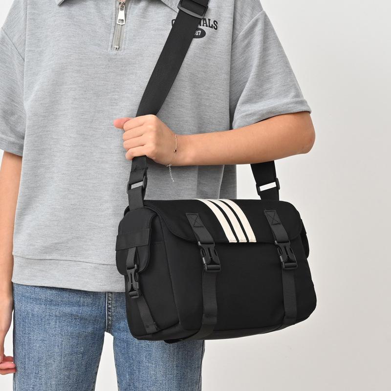 

Large capacity bag women 2025 new nylon cloth casual messenger short-distance travel bag feeling pillow bag чорний