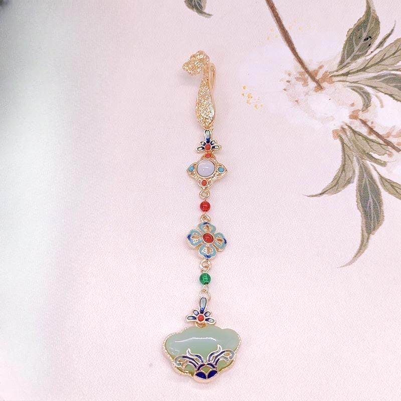 Брошь-подвеска эмалевого цвета в царственном и классическом стиле. Высококлассный аксессуар с деликатной антибликовой застежкой.