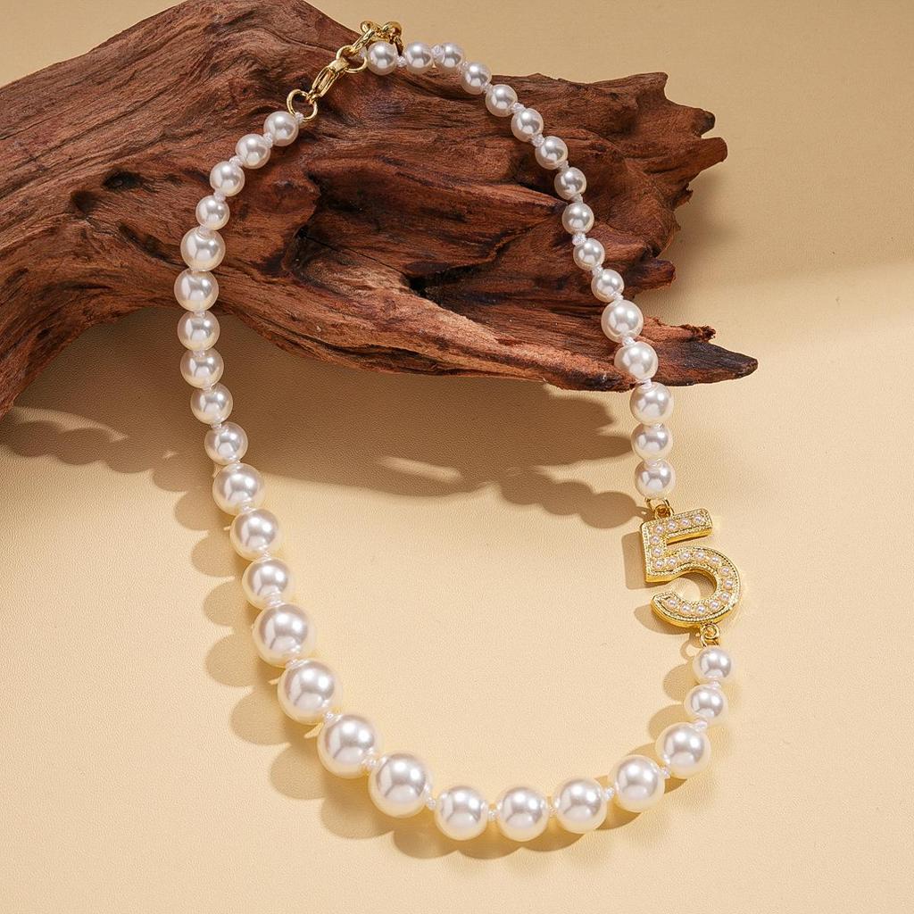 Geometric Round Flower Pearl Clavicle Necklace: Retro European & American Design