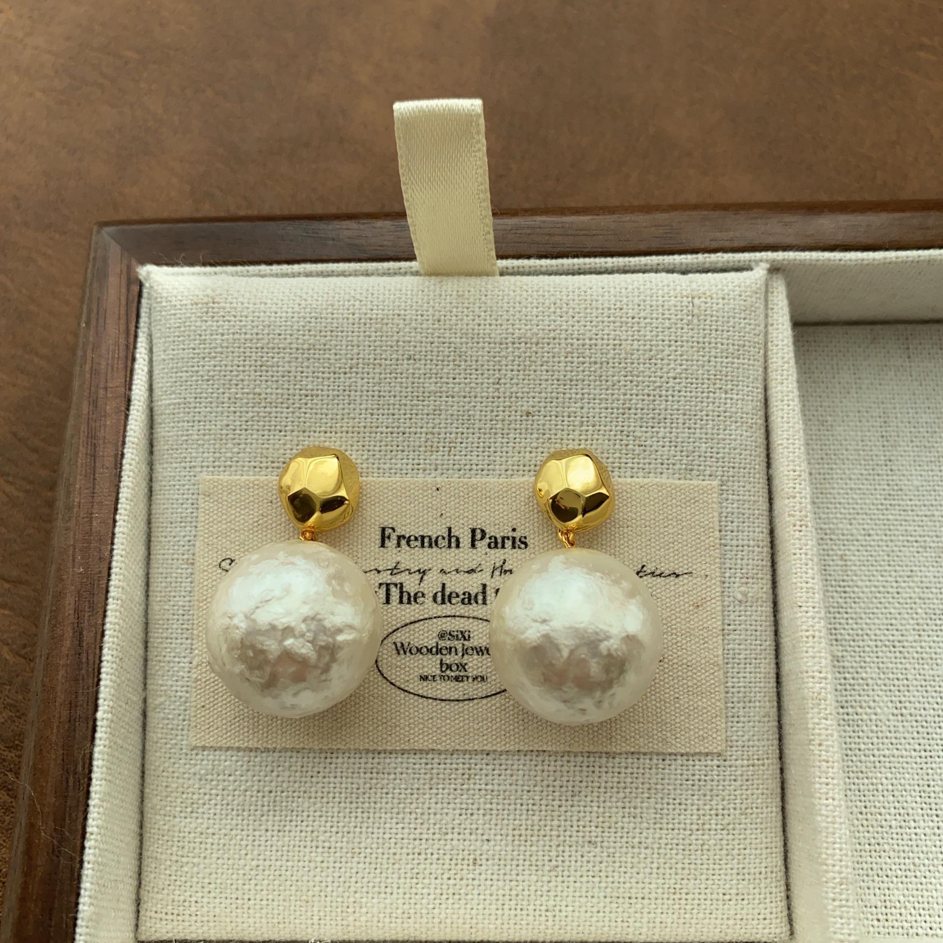 

Simple fashion pearl stud earrings women s elegant niche design light luxury high sense versatile daily commuter earrings