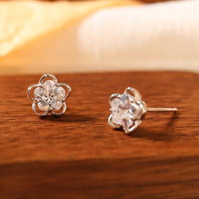 Small Flower Earrings for Women Fashionable  Versatile  High-end Style Earrings for Besties As Gifts for The New Year