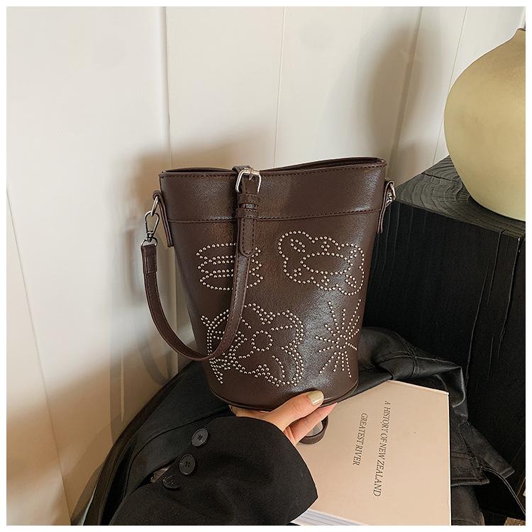 

This year s popular bag women s autumn and winter 2024 new versatile shoulder messenger bag casual bucket bag кавовий