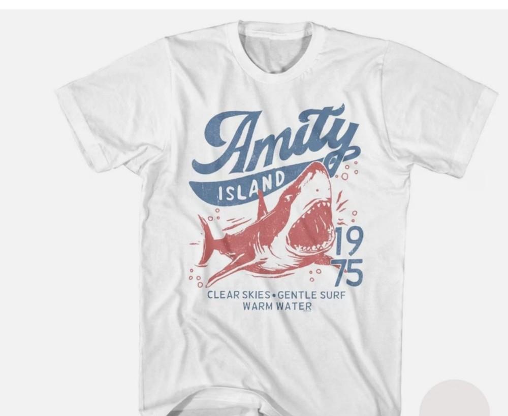 

Челюсти Эмити-Айленд 1975 Ясное небо Легкий прибой Теплая вода Белые рубашки L