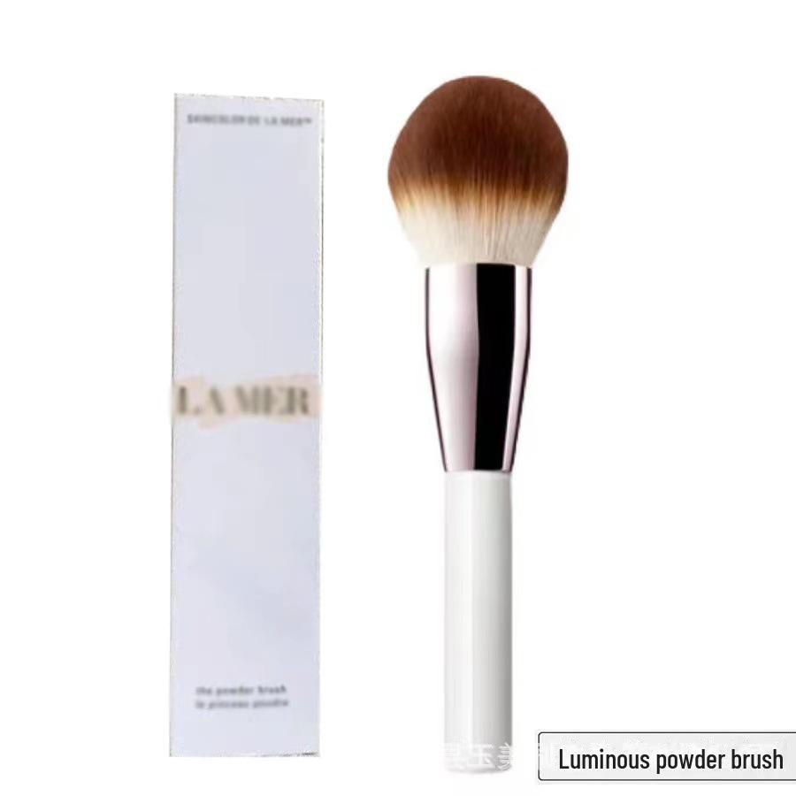 

Большая кисть для пудры LA Sea Blue Gilded Glow: Мягкий инструмент для нанесения рассыпчатой пудры и румян.