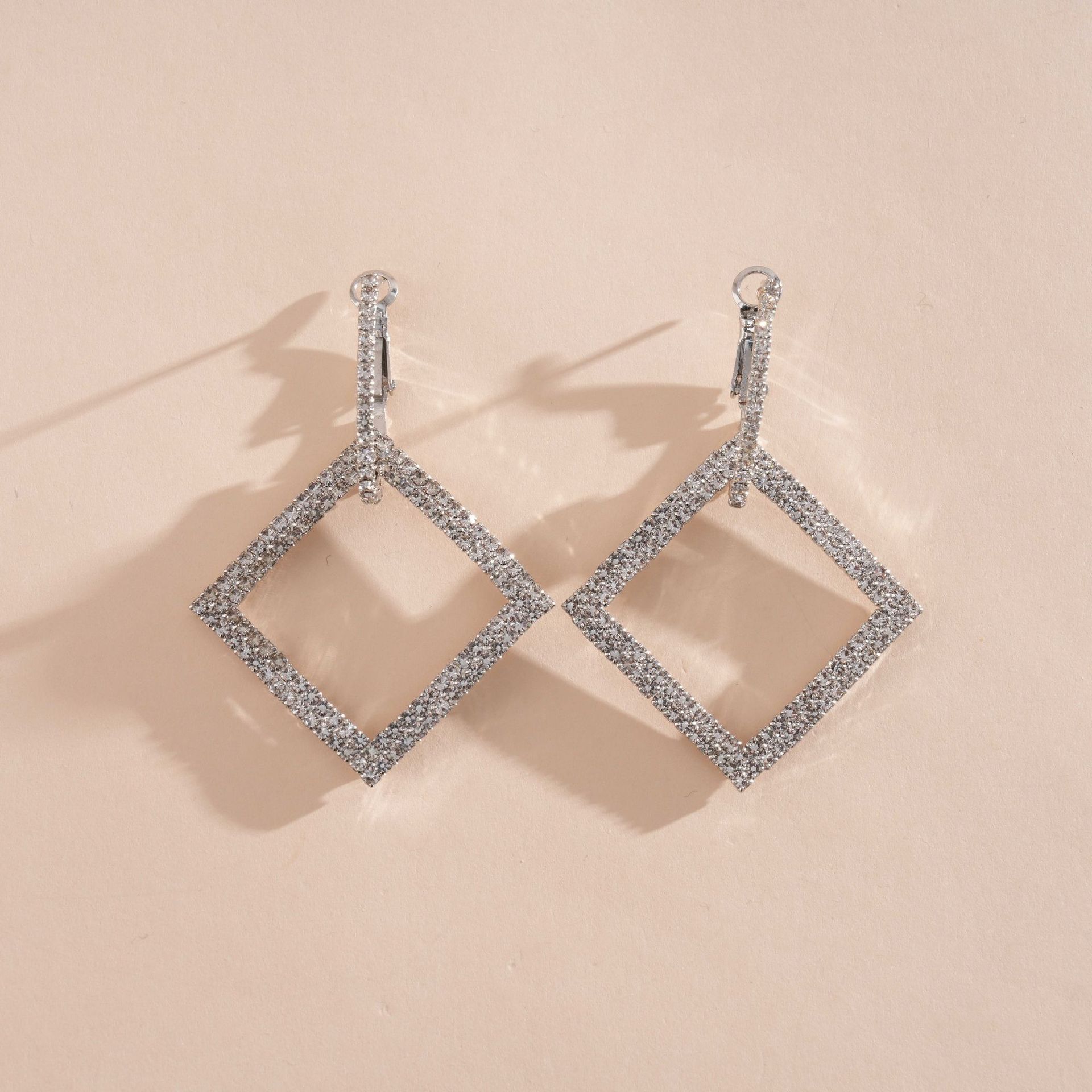 Серьги-гвоздики геометрические серебряные квадратные с бриллиантом Серьги Серьги Серьги