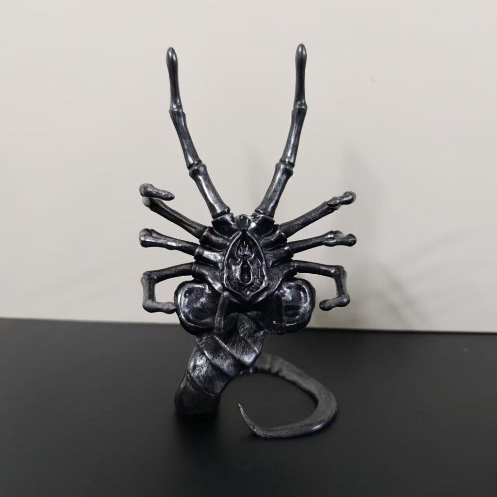 Alien Facehugger Phone Holder Pvc Desk Stand With Unique Design For Collectors