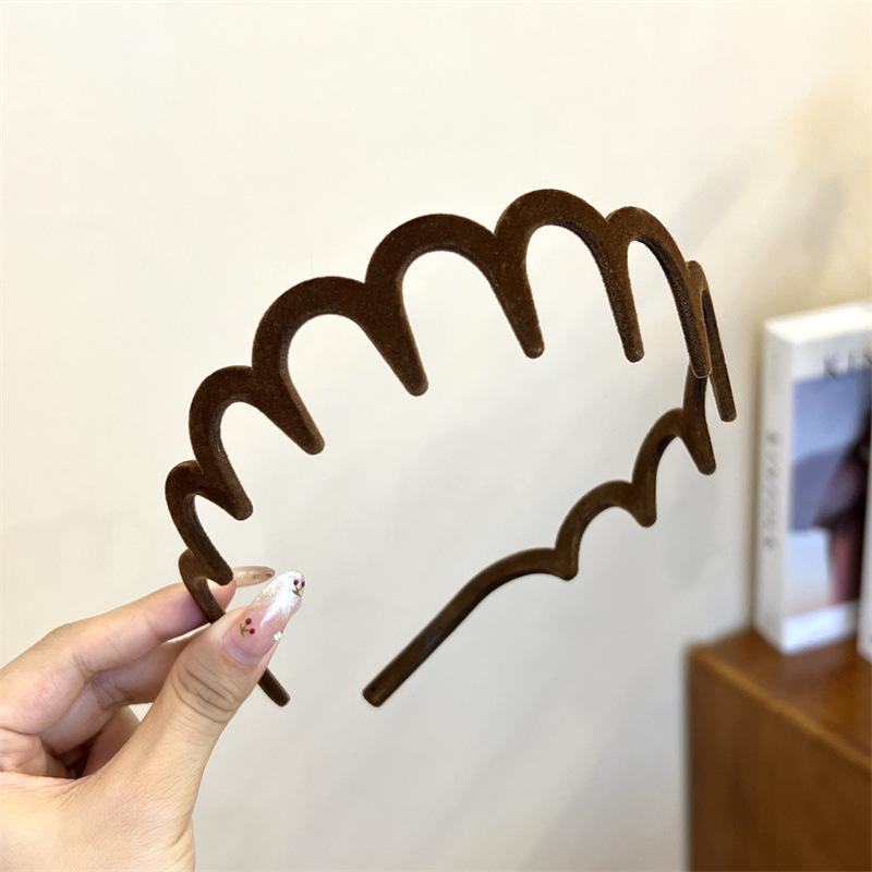 Black Flocked Big Wave Headband with Tooth Comb for Washing Face, Headband for Tidying Up Hair, Hairpin and Headdress