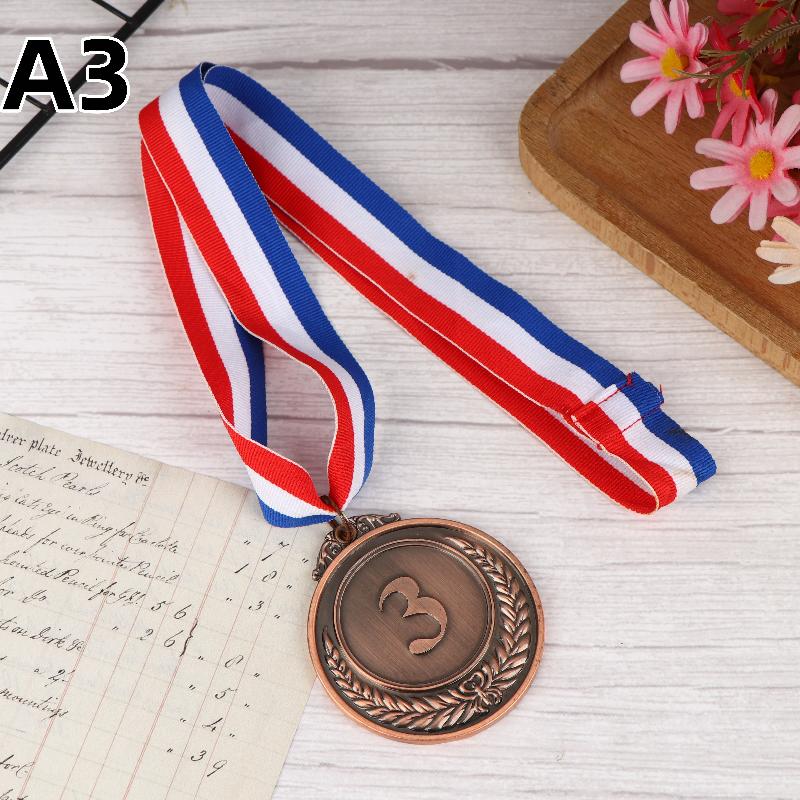 Kovové medaile s krční stuhou ve stylu zlaté, stříbrné a bronzové barvy pro sport, akademické soutěže nebo jakoukoli jinou soutěž Průměr