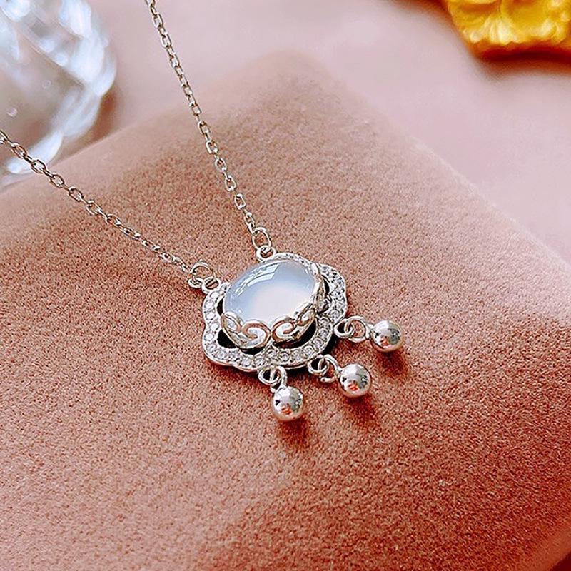 

Classic Chinese Peace Lock Necklace: Gold-Plated s925 Sterling Silver Ruyi Auspicious Cloud Design on Clavicle Chain 925 Silver