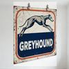 Placă metalică vintage cu câine Greyhound în salt, Decor de perete retro îmbătrânit, cu margine portocaliu-maro și fundal alb, fo