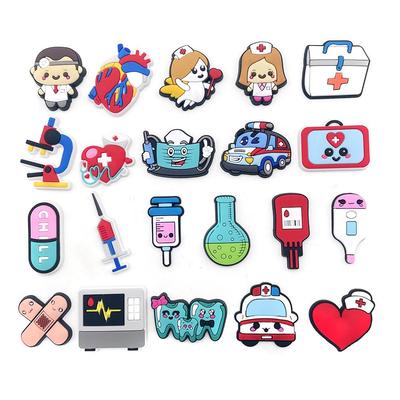 Zoccoli Carini Serie Medica Cartoon con Fibbie a Fiore - Scarpa da Giardino Personalità in Gomma Morbida Accessori Fai da Te