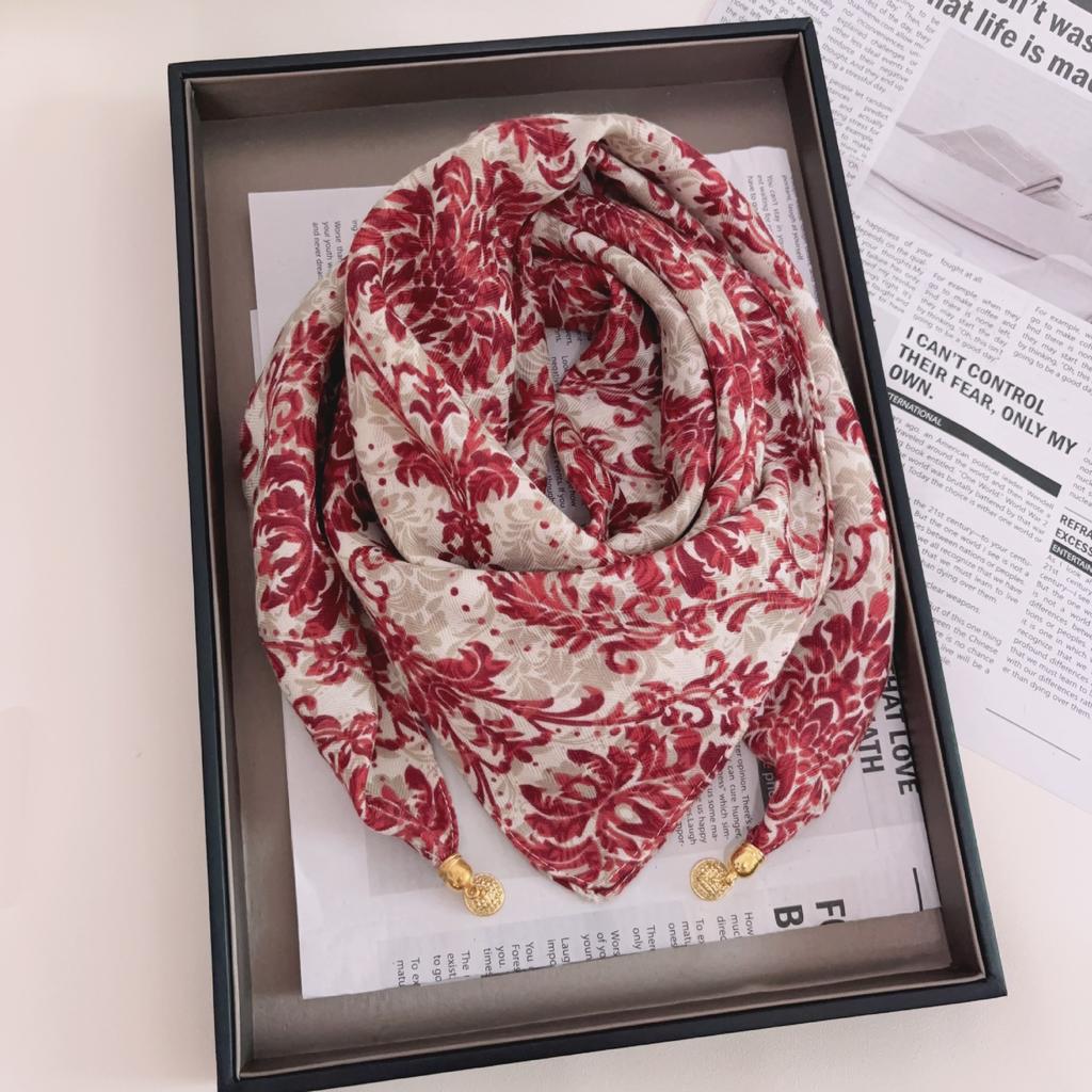 Lightweight Neck Scarf with Magnetic Buckle and Printed Triangular Design