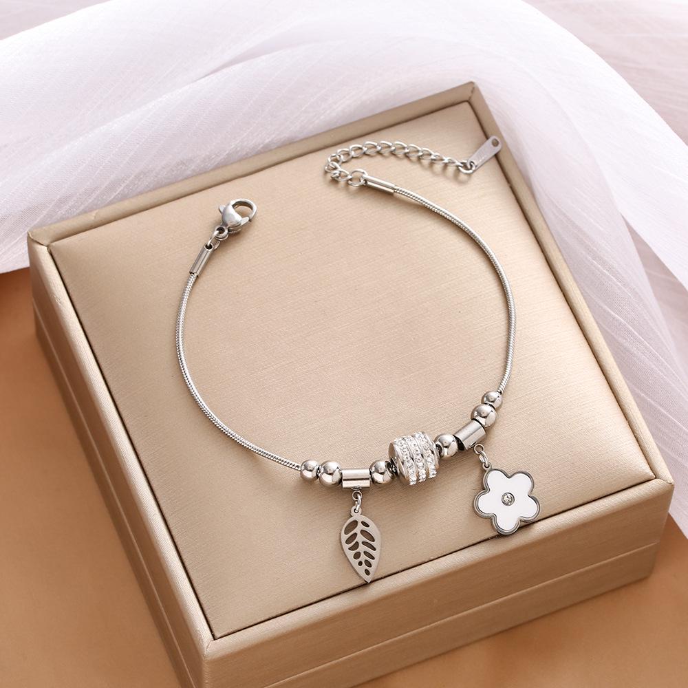 High-End Titanium Steel Four-Leaf Clover Bracelet with Shell Pendant – Durable, Fade-Resistant Design