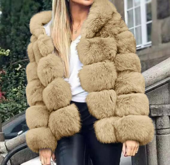 Cappotto da donna slim-fit di media lunghezza con cappuccio in ecopelliccia Autunno/Inverno 2025